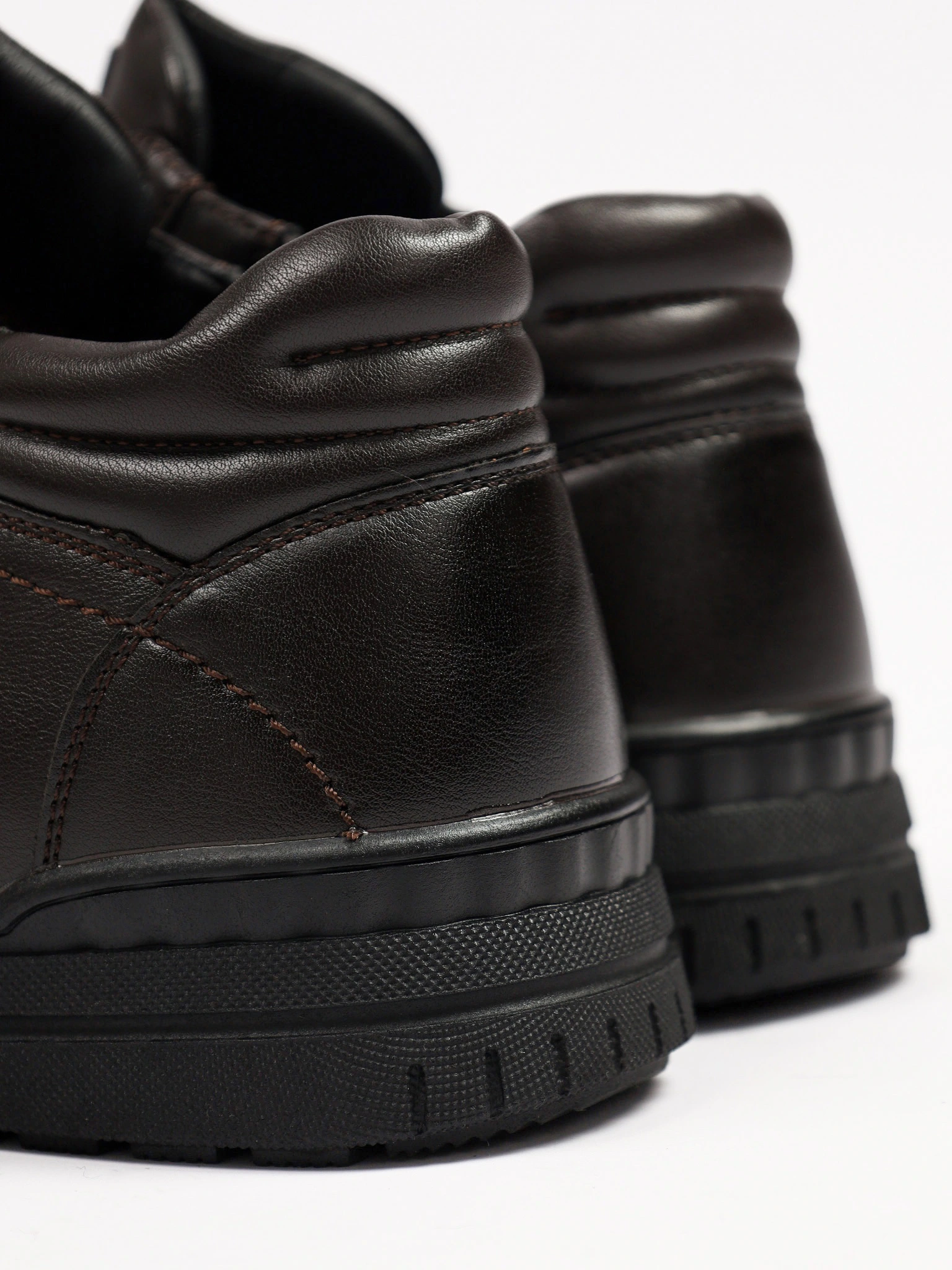 Ботинки коричневого цвета на низкой подошве